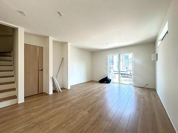 リビングにて笑顔たくさん、暖まる一家団欒の時間を