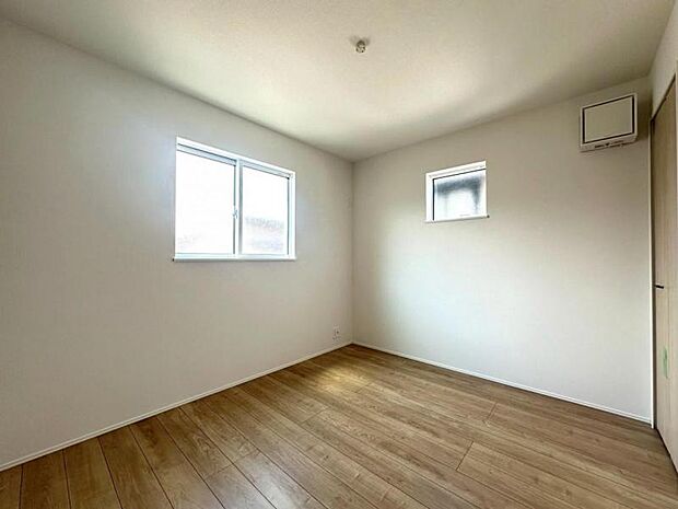 広いお部屋だと家具の配置も色々考えられますね。