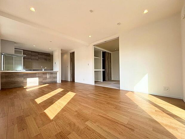 くつろぎの空間となるリビングは広々しております