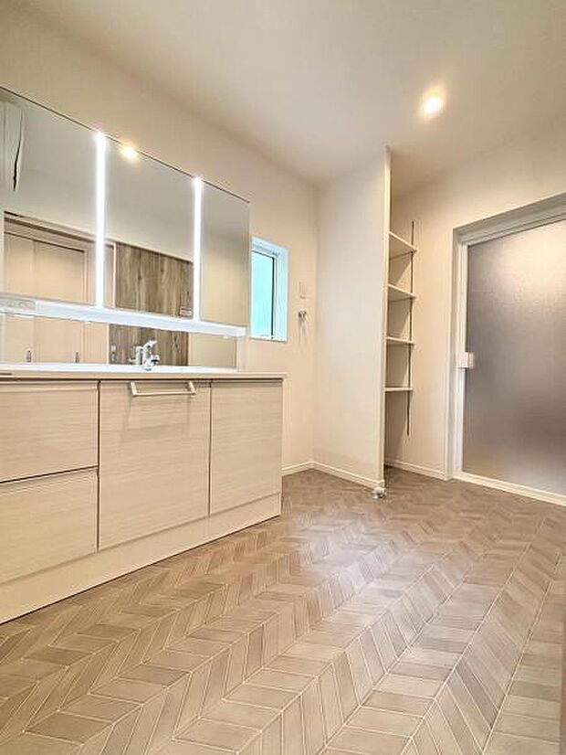 洗面室も広く取られ家事もしやすく複数人入っても大丈夫です!