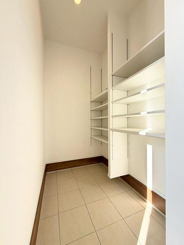 明るさも自慢の玄関ホール。室内が見えないように設計されています。