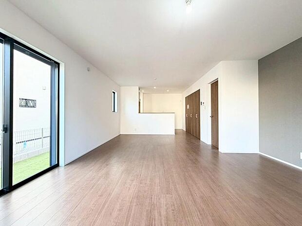 お店で見掛けた「あの家具」でも自由に配置できるゆとりのリビング空間。