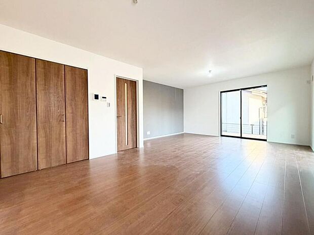 南側から射し込む陽射しは、家族の会話と共に明るい雰囲気を生み出します。