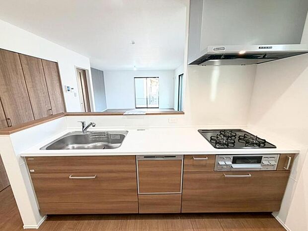 カップボードや大型冷蔵庫を配置出来るスペースを考慮し、リビングで寛ぐ家族と対話をしながら家事を行えます。