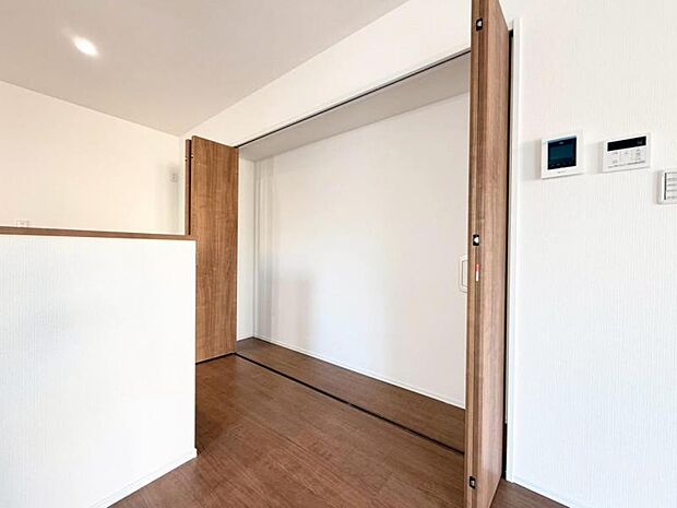 対面式キッチンは、ご家族の会話も増え、家事の合間にお子様に目が届くのも嬉しい設計です