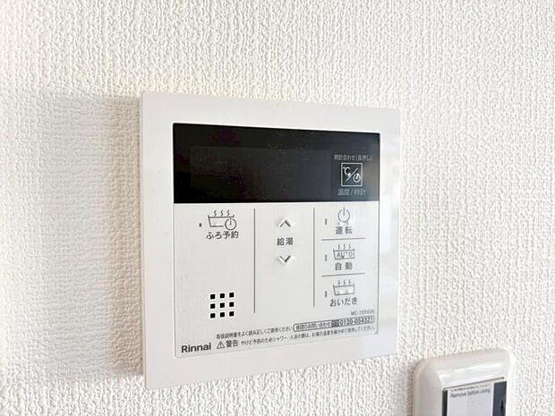 小さなテレビ画面のようなモニターが付いており、訪問者をすぐ確認することができます。