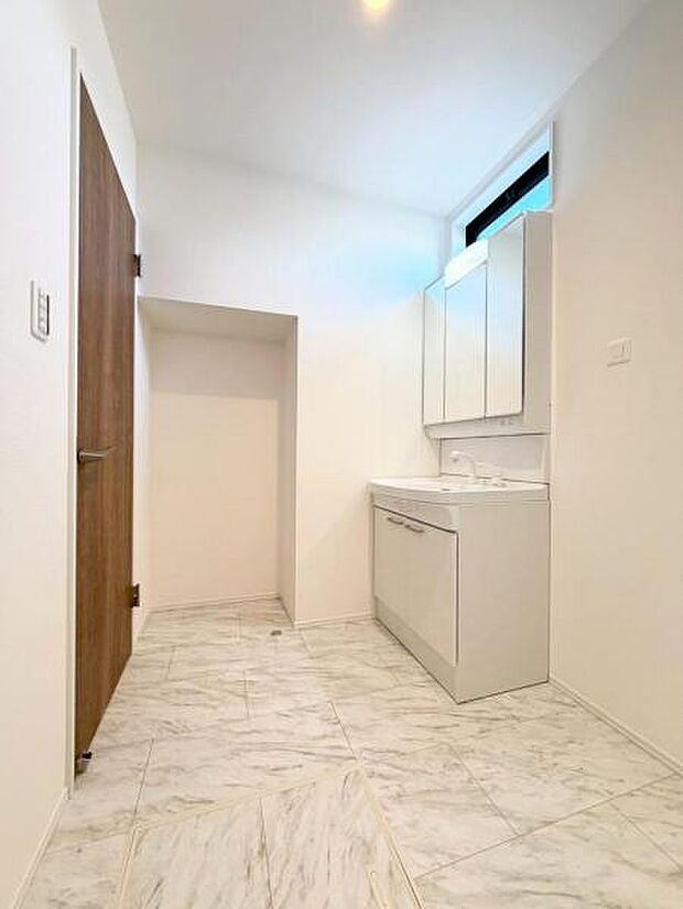 給湯機器を操作できるリモコン。 離れたところからお風呂を沸かしたり、乾燥等を操作できます。