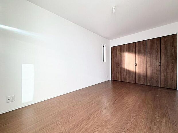 広々とした主寝室は、2面採光により、陽射しがたっぷりと射し込みます。