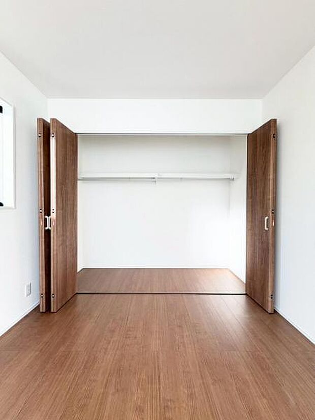 収納もあり、明るいお部屋は寝室に最適です。