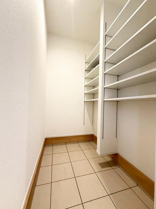 玄関のシューズインクローゼット。雨具、ベビーカー、自転車の空気入れ、工具や汚れてかさばる部活用品などの収納に便利。
