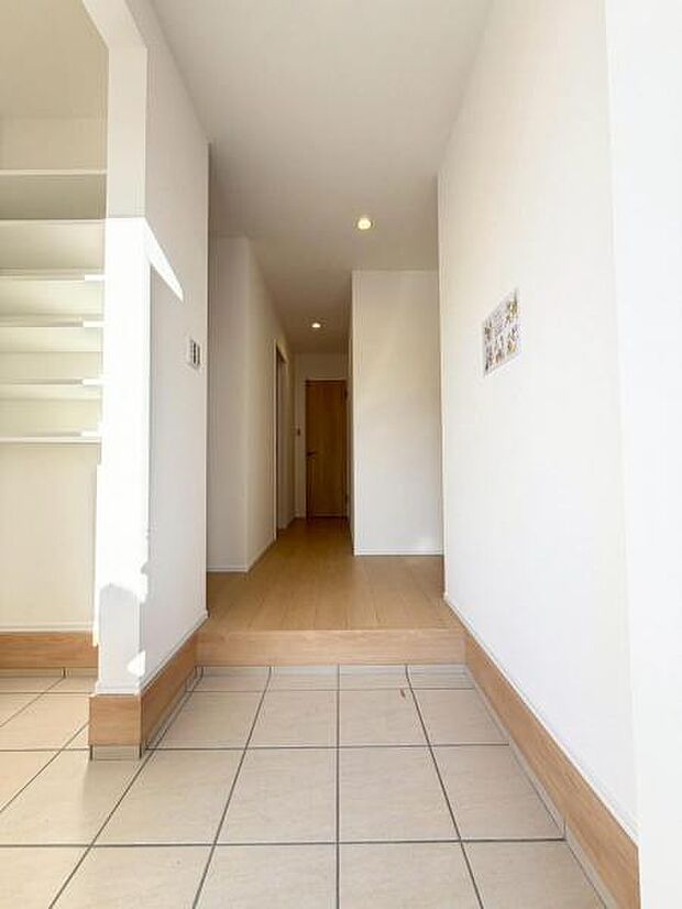 明るさも自慢の玄関ホール。室内が見えないように設計されています。