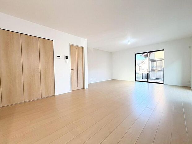 広いリビングダイニングがある新築一戸建ては、開放的で様々な楽しみ方ができます。