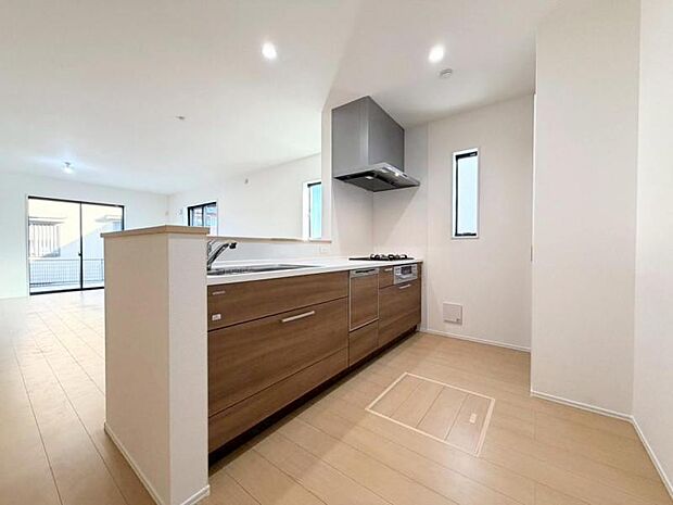 対面式キッチンは、ご家族の会話も増え、家事の合間にお子様に目が届くのも嬉しい設計です。