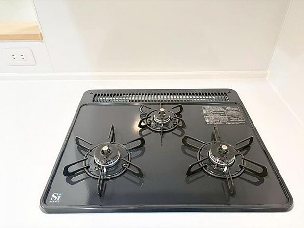 ビルトインガスコンロは様々な料理が作れる便利な専用調理器が充実。グリル調理やお手入れにかける時間と手間を大幅に減らすことができます。