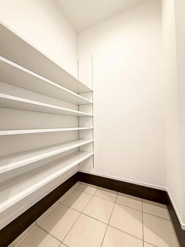 玄関のシューズインクローゼット。雨具、ベビーカー、自転車の空気入れ、工具や汚れてかさばる部活用品などの収納に便利。