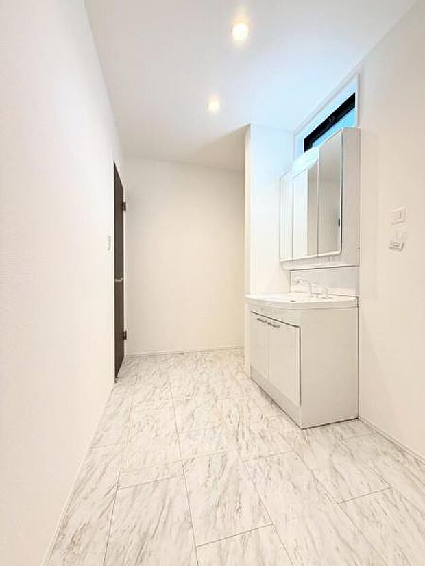 収納豊富な三面鏡洗面化粧台。朝の慌ただしい時間のお手伝いをしっかりサポートします。