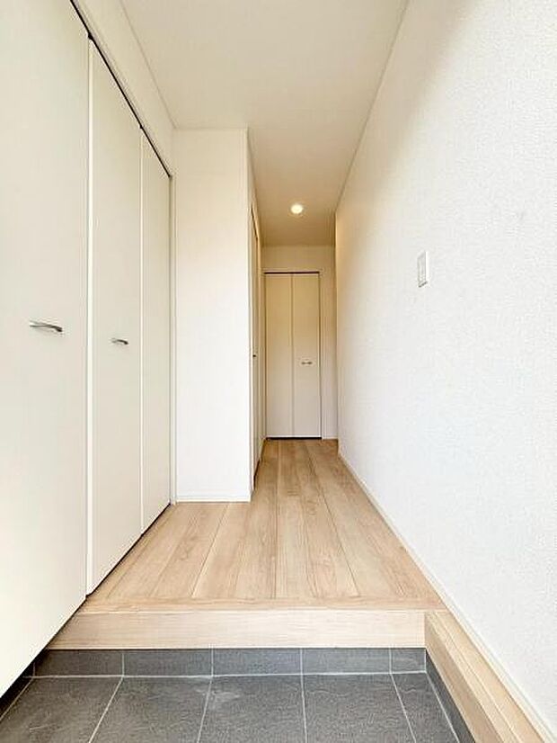 明るさも自慢の玄関ホール。室内が見えないように設計されています。