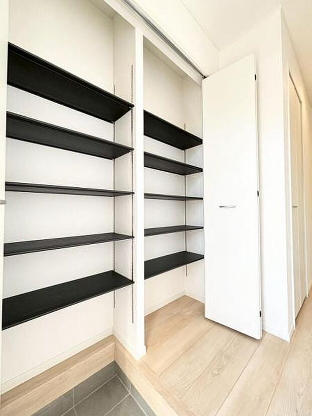 収納力豊富なシューズクローゼットもある清潔感があふれる玄関です。