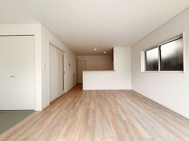 お店で見掛けた「あの家具」でも自由に配置できるゆとりのリビング空間。