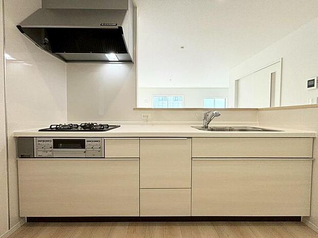 対面式キッチンは、ご家族の会話も増え、家事の合間にお子様に目が届くのも嬉しい設計です。