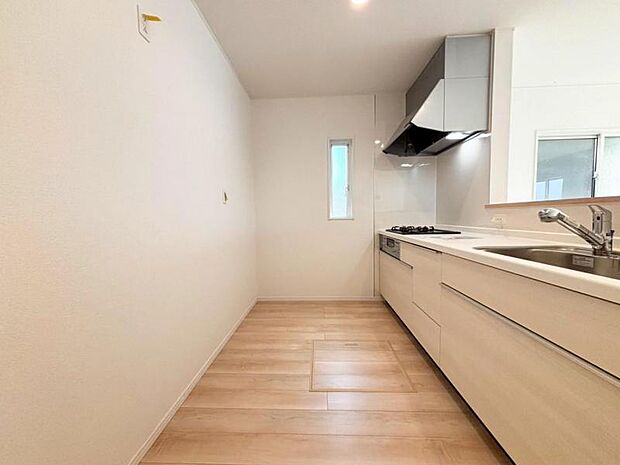 カップボードや大型冷蔵庫を配置出来るスペースを考慮し、リビングで寛ぐ家族と対話をしながら家事を行えます。