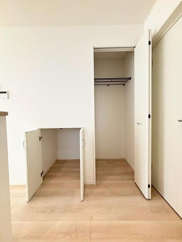 キッチンにはパントリーも完備。きれいに収納してキッチン回りもスッキリさせておけます。