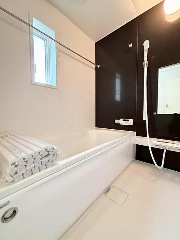 広々とした浴室は一日の疲れをいやす大切な空間足を延ばして体を癒してください。