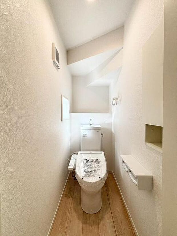 トイレは洗浄機能を標準完備、清潔な空間が印象的です。
