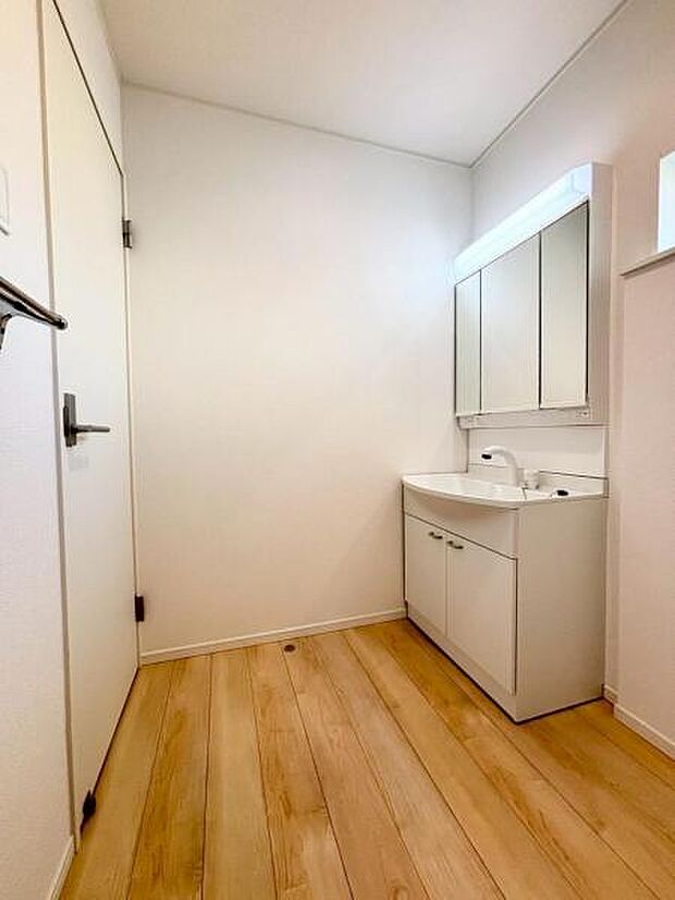 ゆとりの洗面スペースで朝の身支度もスムーズに、ご家族揃って身支度可能なゆとりの洗面室です。