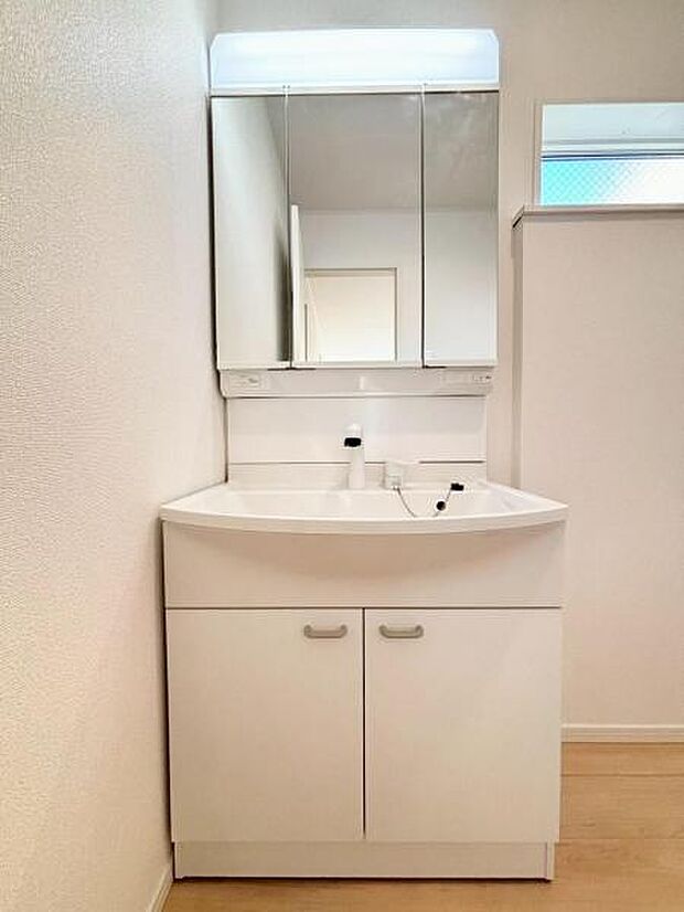 収納豊富な三面鏡洗面化粧台。朝の慌ただしい時間のお手伝いをしっかりサポートします。