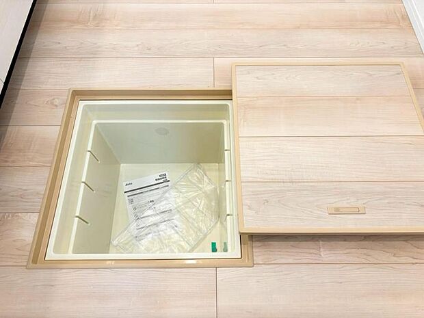 居住スペースを削ることなく収納を増やすことができます。普段は見えないところに異常が生じていないかを点検するための開口部でもあります。