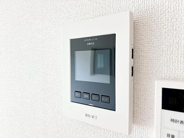 小さなテレビ画面のようなモニターが付いており、訪問者をすぐ確認することができます。