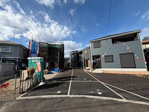 々とした駐車スペース。運転が苦手な方でもゆっくり駐車できます。  