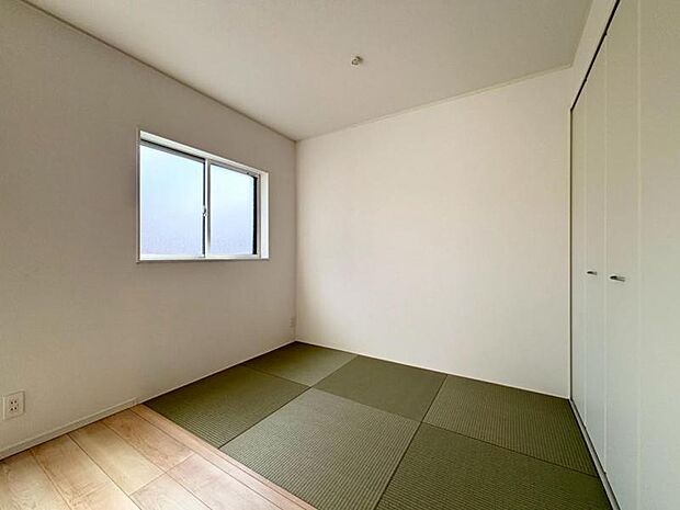 リビングの隣は畳コーナー、お子様を遊ばせても、客間としてもご利用頂けます。