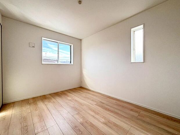 大きな収納と2面採光で、明るさと使いやすさが自慢の洋室です。