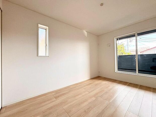 広々とした主寝室は、2面採光により、陽射しがたっぷりと射し込みます。