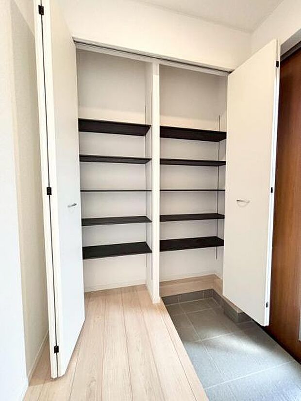 収納力豊富なシューズクローゼットもある清潔感があふれる玄関です。