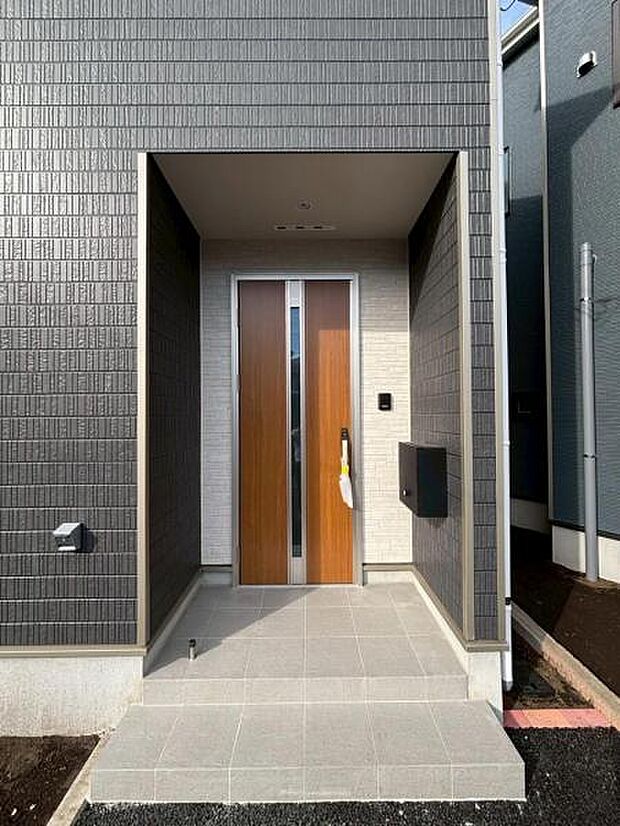 落ち着いた雰囲気の玄関アプローチ。全体のバランスも考慮した設計です