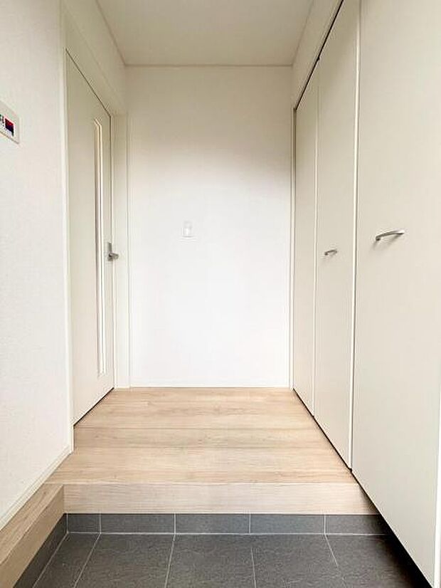 明るさも自慢の玄関ホール。室内が見えないように設計されています。