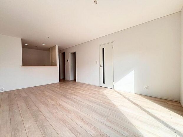 食事中の会話も、リビングでの寛ぎの時間も、やはり明るいお部屋が良いですよね。