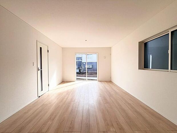 南側から射し込む陽射しは、家族の会話と共に明るい雰囲気を生み出します。