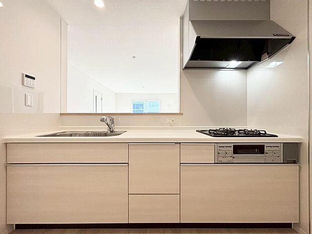 対面式キッチンは、ご家族の会話も増え、家事の合間にお子様に目が届くのも嬉しい設計です。