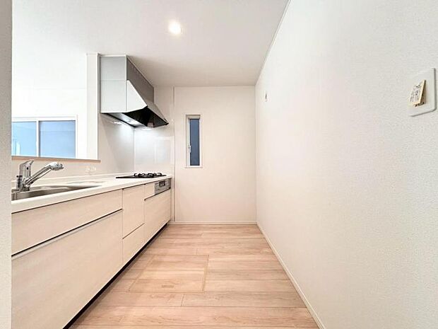 カップボードや大型冷蔵庫を配置出来るスペースを考慮し、リビングで寛ぐ家族と対話をしながら家事を行えます。