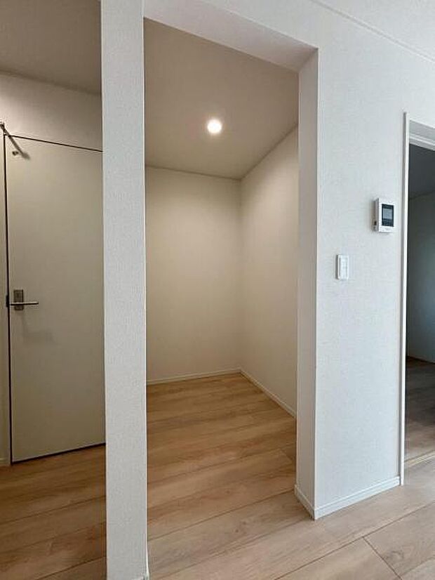 キッチンにはパントリーも完備。きれいに収納してキッチン回りもスッキリさせておけます。