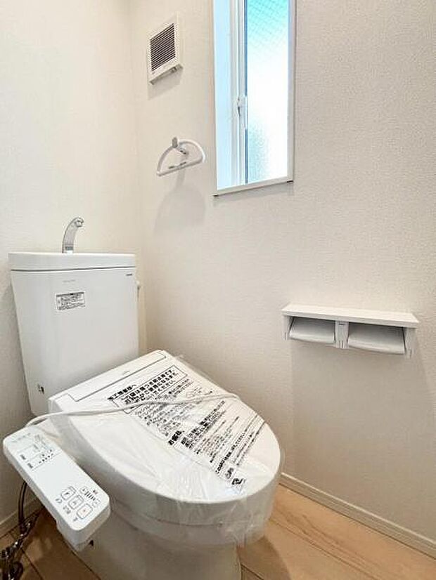 トイレは洗浄機能を標準完備、清潔な空間が印象的です。