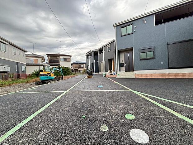 広々とした駐車スペース。運転が苦手な方でもゆっくり駐車できます。