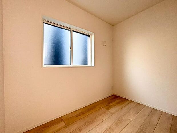 リビング隣に広く使い勝手のいい書斎室。様々な用途に