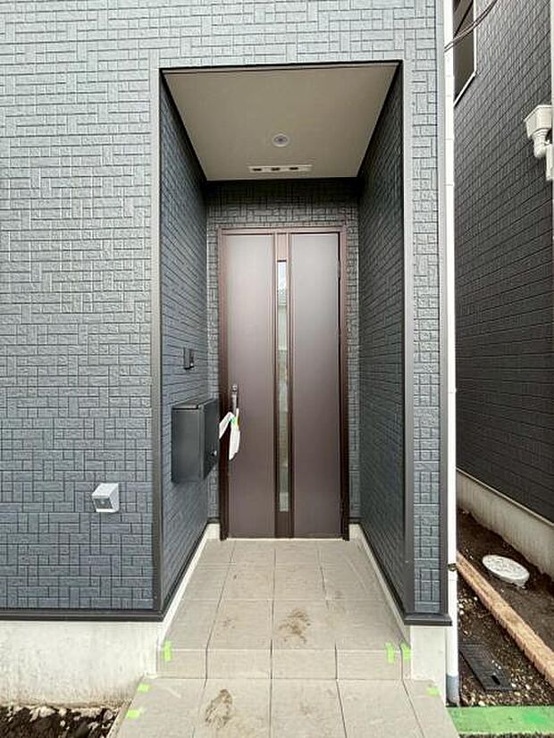 落ち着いた雰囲気の玄関アプローチ。全体のバランスも考慮した設計です