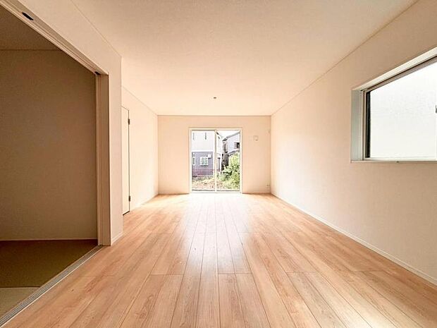 南側から射し込む陽射しは、家族の会話と共に明るい雰囲気を生み出します。