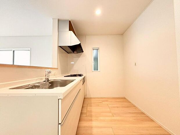 カップボードや大型冷蔵庫を配置出来るスペースを考慮し、リビングで寛ぐ家族と対話をしながら家事を行えます。